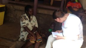<p>Gizelle och hennes dotter Julie, 3 år, är inlagda på sjukhusets avdelning för akut undernäring sedan drygt en vecka. När Julie kom till sjukhuset hade hon också allvarlig malaria.</p>
Julie, som är undernärd och har malaria, på sjukhuset i Bossangoa, Centralafrikanska republiken.