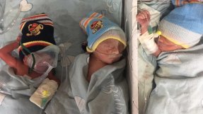 De tre pojkarna som föddes på sjukhuset i Khost, Afghanistan. 
