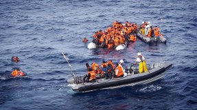 <p>Flera människor föll i vattnet under en av räddningarna som Alexander var inblandad i på Medelhavet. </p>
Flera människor föll i vattnet under en av räddningarna som Alexander var inblandad i på Medelhavet.