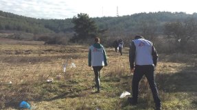 Anna och hennes kollegor ute på uppsökande verksamhet efter rapporter om att flyktingar gömmer sig i skogen. I en ryggsäck har de mediciner och omläggningsmaterial. 