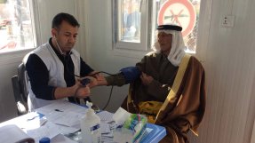 En patient får hjälp på en av våra kliniker i Irak. 