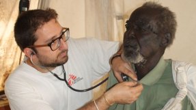 Läkaren Cesar Perez undersöker patienten Anyang Alung på får tältklinik i Wau Shilluk, Sydsudan.