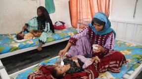 Mödrar matar sina undernärda barn på vår näringsklinik i en stad i östra Baluchistan. 