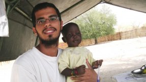 Behzad med en liten patient i dåvarande södra Sudan 2008.