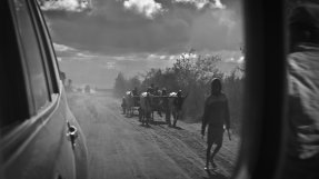 Riksväg 13 i Madagaskar trafikeras mest av fotgängare och oxkärror.