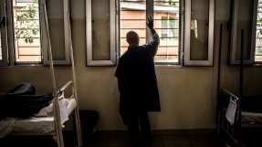 Man ser ut genom fönstret på vår klinik i Kinshasa.