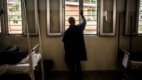<p>En kongolesisk man från Kananga har sökt hjälp på vår klinik i huvudstaden Kinshasa.</p>
Man ser ut genom fönstret på vår klinik i Kinshasa.
