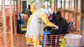 På Läkare Utan Gränsers ebolacenter i Kailahun, Sierra Leone, finns det plats för 80 patienter. FOTO: Sylvain Cherkaoui/Cosmos.