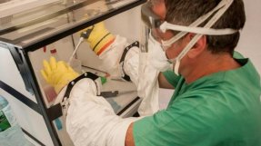 En kanadensisk laboratorietekniker undersöker ett blodprov från en misstänkt ebolapatient. FOTO: Sylvian Cherkaoui