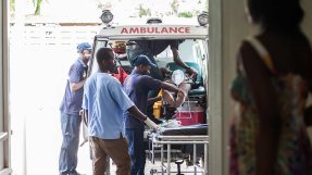 En patient anländer med ambulans till vårt sjukhus Centre de Référence en Urgence Obstétricale i Port-au-Prince, Haiti. 