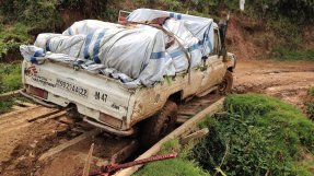 Den pågående regnsäsongen gör vägarna svårframkomliga i den bergiga södra Kivu-provinsen, Kongo-Kinshasa.