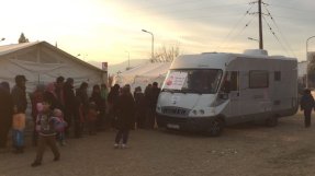 Människor på flykt köar utanför vår mobila klinik i Idomeni, Grekland, för att få träffa det medicinska teamet.