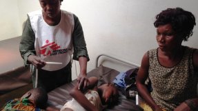 Corines och hennes döttrar Oceane och Ketura som behandlas mot malaria på Läkare Utan Gränsers klinik i Bangui, Centralafrikanska republiken. FOTO: Anne Sophie Bonefeld