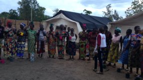 <p>En samling fistula-patienter gör fysiska övningar tillsammans. Det är också till för att se till att de dricker ordentligt, de ska få i sig minst fem liter vatten om dagen. Alla har en stor bunke med vatten i handen som de dricker upp i samband med en sång som de sjunger tillsammans. </p>
Fistula patienter i Centralafrikanska republiken, vid sjukhuset i Bossangoa.