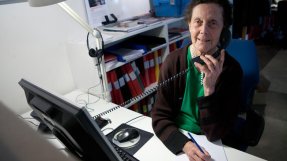 Ingrid Rinman pratar med i snitt 35 personer och får in 10 000 kronor på en dag.