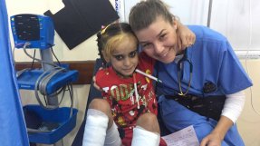 <p>Barnläkaren Monica Thallinger tillsammans med Alia i västra Mosul, Irak, inför högtiden Eid.</p>
Barnläkaren Monica Thallinger tillsammans med Alia i västra Mosul, Irak, inför högtiden Eid.