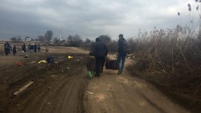 Serbien. Vägen mellan Miratovac och Refugee aid point (RAP) är en 2,5 km lång grusväg och denna sträcka får migranterna gå till fots. 