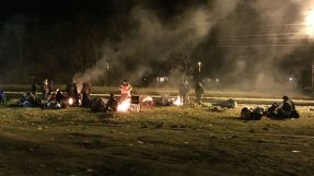 <p>Flyktingar väntar på tåget i Presevo. </p>
Serbien. Flyktingar väntar på tåget i Presevo.