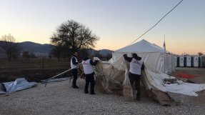 Serbien. Ett nytt tält sätts upp i refugee aid point för att skydda hjälpsökande från kyla och regn. 