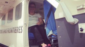 <p>En kollega försökte snällt distrahera mig lite från nervositeten genom att få mig att skratta. </p>
Johanna Lönn sitter i ett flygplan i Bentiu, Sydsudan.