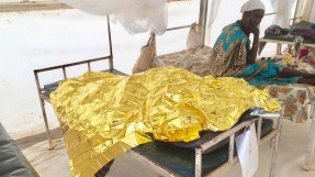 Hela patienten stoppas in under en så kallad ”survival blanket”, som är en prasslig guldig filt som sparar värme.