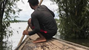 Det finns inte mycket man kan göra för att göra en förlossning bekväm på en träbåt i Mekongfloden. 
