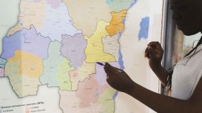 <p>Briefing med Dr. Lizette. Kongo-Kinshasa är galet stort...</p>
Briefing med Dr. Lizette. Kongo-Kinshasa är galet stort...