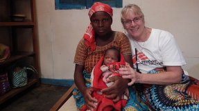 <p>Läkaren Lanice Jones i Kongo-Kinshasa tillsammans med den nyblivna mamman och hennes son. </p>
Läkaren Lanice Jones i Kongo-Kinshasa tillsammans med den nyblivna mamman och hennes son.