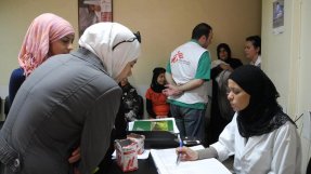 Patienter i väntrummet på vår klinik i Bab al-Tabbaneh i Tripoli.