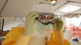 Läkaren Helena Nordenstedt på ebolauppdrag i Monrovia, Liberia, i hösten 2014. Läkaren Helena Nordenstedt på ebolauppdrag i Monrovia, Liberia, i hösten 2014.