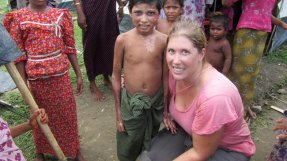 Malin och en brännskadad pojke i ett av lägren i delstaten Rakhine där hon jobbade.