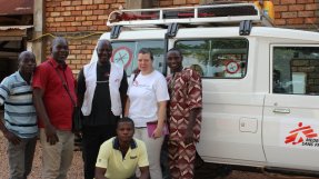 <p>Tillsammans med några ur teamet som arbetar i Bangui, bland annat chaufförer och supply-ansvarig. </p>
Mari Mörth tillsammans med några ur teamet som arbetar i Bangui, Centralafrikanska republiken.