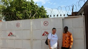 <p>Utanför kontoret i Bangui tillsammans med en kollega.</p>
Mari Mörth utanför kontoret i Bangui, Centralafrikanska republiken, tillsammans med en kollega.