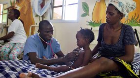 Jose Carlos, personal på sjukhuset i Bafatá, Guinea-Bissau undersöker en patient.