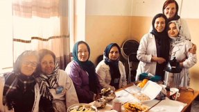 <p>Välkomstlunchen som Aqila och Noria anordnade. Närmast mig står Aqila till höger och Noria till vänster, sett från mitt håll.</p>
Välkomstlunch med gamla kollegor i Afghanistan och barnmorskan Mimansa Madheden.