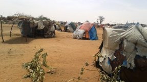 Läkare Utan Gränser har arbetat i El Sereif-lägret sedan augusti 2013 och bistår med primärvård, mödravård, vaccinationer, behandling mot undernäring och behandling av hepatit E. FOTO: MSF