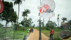 Läkare Utan Gränsers team arbetar med ebolabehandling och med att utbilda lokalbefolkningen om sjukdomen. FOTO: MSF