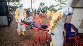 Två sjukvårdare bär in en person som har varit i kontakt med ebola till Läkare Utan Gränsers klinik i Kailahun, Sierra Leone. FOTO: Sylvain Cherkaoui.