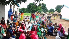 Patienter väntar utanför en vårdcentral i Akroussoulbak i Ndeles utkanter, Centralafrikanska republiken. FOTO: Ana de la Osada