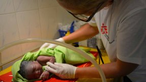 <p>En barnmorska tar hand om ett nyfött barn på sjukhuset i Agok, Sydsudan. Varje dag föds tre till fyra barn här. </p>
En barnmorska tar hand om ett nyfött barn på sjukhuset i Agok, Sydsudan. Varje dag föds tre till fyra barn här.