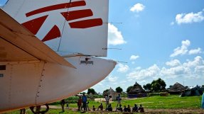 Ett flygplan med Läkare Utan Gränsers logotyp har precis landat i Agok, Sydsudan. FOTO: Valérie Batselaere