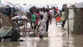 Cirka 40 000 människor lever i ett FN-område i Bentiu, Sydsudan. Området är på grund av regnperioden till stora delar översvämmat av avloppsvatten och smutsigt flodvatten. FOTO: Jean-Pierre Amigo