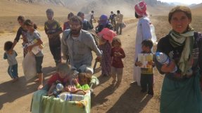 Flyktingar från Sinjar som har fått dricksvatten. Många går i flera timmar i 50 graders värme för att ta sig till Syrien. FOTO: Läkare Utan Gränser.
