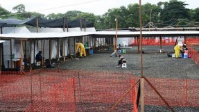 Ebolacentret i Liberias huvudstad Monrovia är det största som byggts. Det har plats för 120 bäddar och kommer att byggas ut ytterligare. FOTO: Caroline Van Nespen