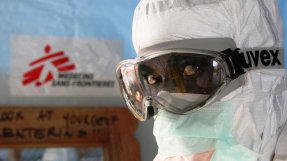 VEbolafall har upptäckts i Kongo-Kinshasa. Bilden är från Läkare Utan Gränsers arbete med att bekämpa ebolaepidemin i Liberias huvudstad Monrovia. FOTO: Caroline Van Nespen