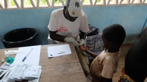 En pojke i Bambari testas för malaria. FOTO: MSF