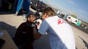Läkare Utan Gränsers personal undersöker flyktingar, migranter och asylsökande som kommit till hamnen i Augusta. FOTO: Ikram N&#039;gadi