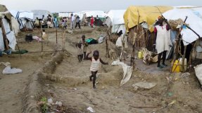 Regnvattnet har runnit undan i den skyddszon för civila som skapats på en FN-bas i Bentiu, Sydsudan. FOTO: Jean-Pierre Amigo