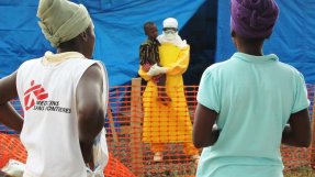 Helena pratar med sin son som är inskriven på vårt ebolacenter i Foya. Hon vet inte riktigt vad hon ska säga, så vår hälsoarbetare hjälper henne. FOTO: Martin Zinggl