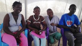 Syskonen Haja, Abivatu och Lamphia Ngegba har tillfrisknat från ebola på Läkare Utan Gränsers ebolacenter i Bo, Sierra Leone. På bilden syns även sjuksköterskan Sallia Swarroy. FOTO: Natasha Lewer